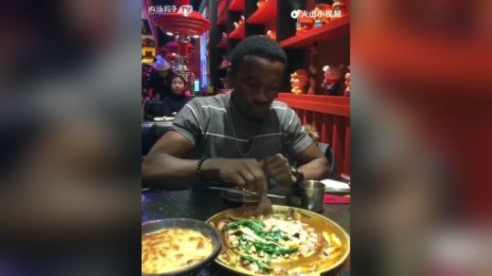 请印度人吃火锅的视频我替你们找到了哈哈