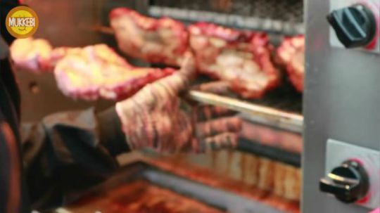 韩国首尔街头美食-烤猪肉