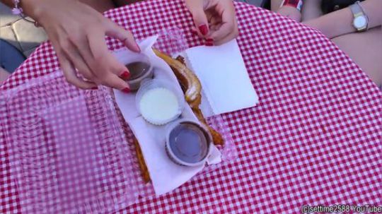乌克兰基辅迪纳摩街头美食-美女大爱的甜油条