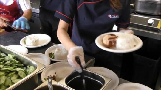 让英国人大排长龙，排多久都要吃的中国快餐-油鸡饭