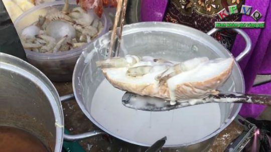 越南街头美食，面包居然炸着吃