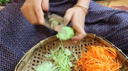 柬埔寨小姐姐料理一道“海菜猪肉”