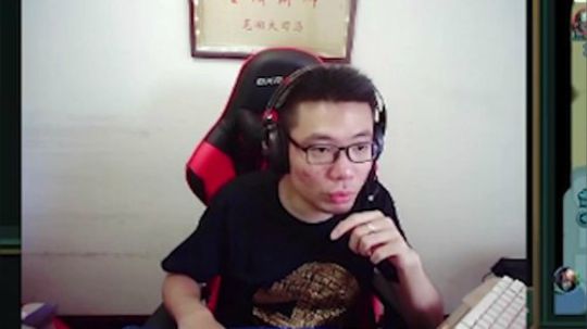 掏出我的飞天小螳螂镇镇场子了，怎么说，关注鱼丸走一波？