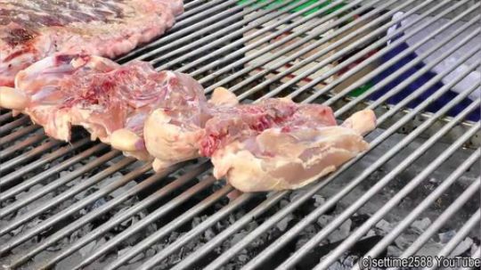 国外的街头烧烤摊，烤半猪，烤全鸡，满满的都是肉食者福音！