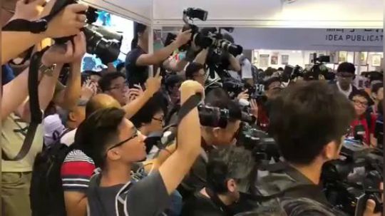 水泄不通!香港玩家Humanbomb女友Rose新书签售会!