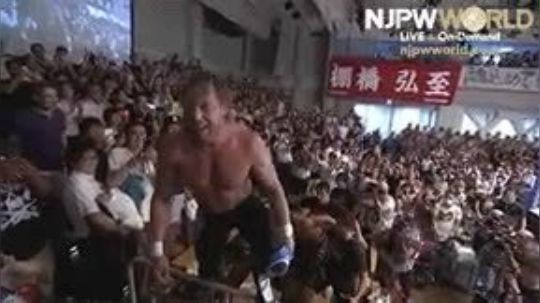 山涧式月面坠击!著名摔角手Kenny Omiga华丽登场日摔