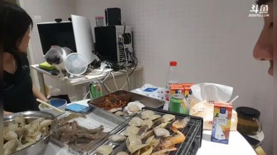 我在斗鱼看小主播无尽直播美食