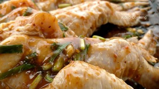 【荒野熊孩】烤个鸡翅膀涂点辣椒酱！今天的午饭！
