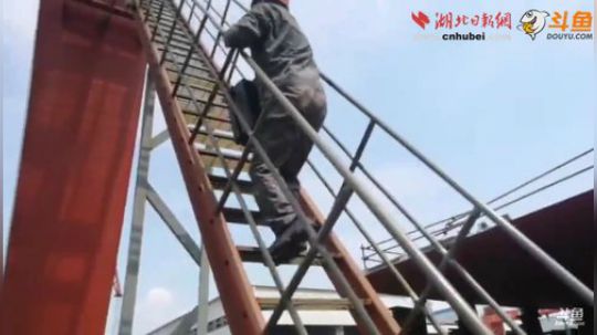 高温下的坚守@行走高空的特检人 2018-07-27 10点场
