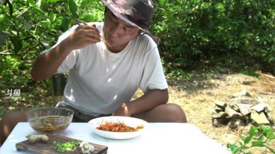 我在斗鱼看野食小哥直播美食