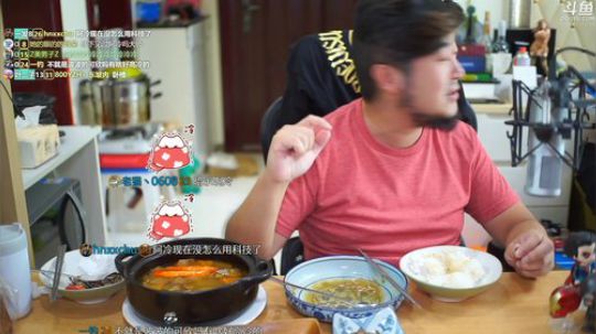 我在斗鱼看雪纳瑞三口之家直播美食