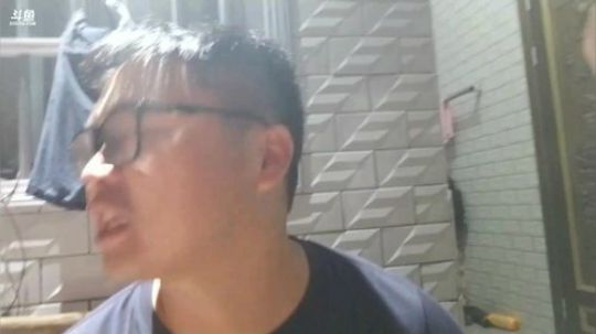 冥皇搬砖哥做饭给我们吃。 2018-07-31 22点场