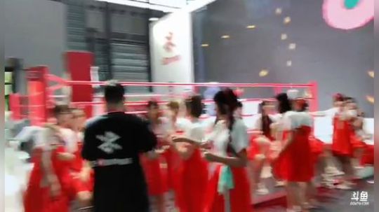 包大人在技嘉展台送送送 2018-08-04 16点场