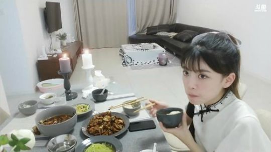 “这种人少jiao”？哈？有个白衣不穿长裤的妹子长得不错O_