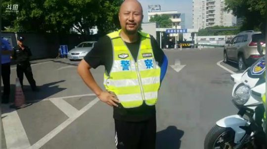高温下的坚守@重庆交巡警 2018-08-03 09点场