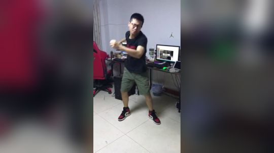 英雄联盟玩家创作大赛，余小C变身神王诺手优美舞姿