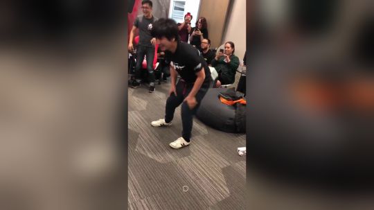 中老年社会摇!梅原大吾参加娱乐节目甩乒乓球遭遇尴尬!