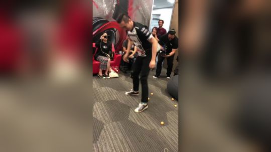 甩臀宗师棒豪轻松教育梅原!娱乐项目棒豪大秀甩臀舞!