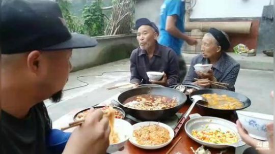 高山人家一乡民的晚餐 2018-08-12 18点场