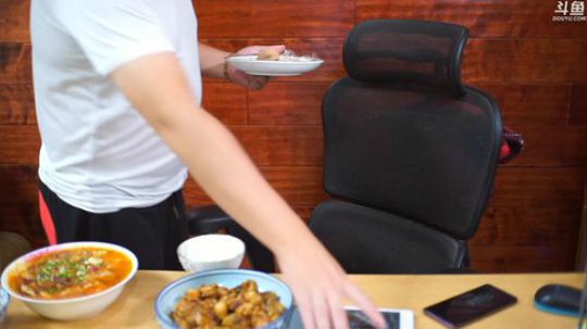 黑板君爱喝酸奶发布了一个斗鱼视频2018-08-14