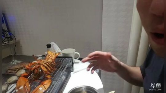 我在斗鱼看小主播无尽直播美食