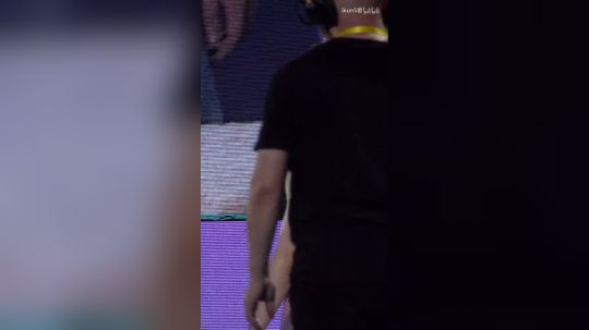 蔡徐坤吃播哈哈哈