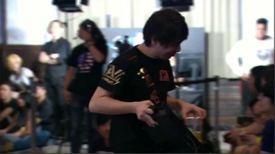 冠军背后的女人!神之手Sako夺冠一刻,太太激动落泪!