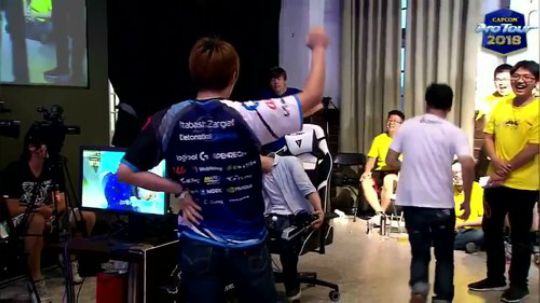 握手狂魔再次出击!残忍淘汰翻车王Mago后板桑怒求握手!