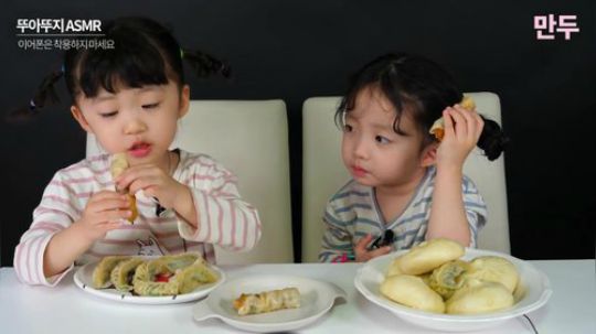【吃播】韩国双胞胎小美女抢吃大包子