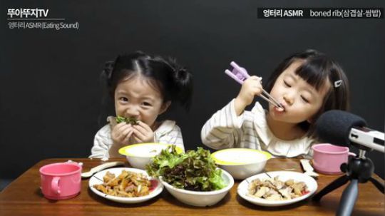 【吃播】韩国双胞胎萌娃，生菜包饭吃播，小宝宝动手吃东西