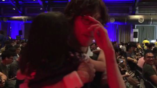 他抱走了小萝莉!Mago进入8强后抱起Sako女儿疯狂庆祝!