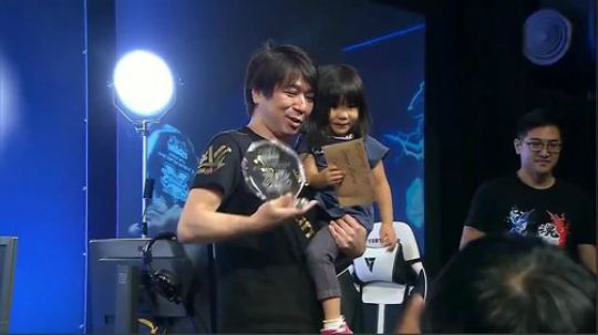 他21连胜夺冠创造了白金赛的记录!神之手Sako抱着女儿领奖