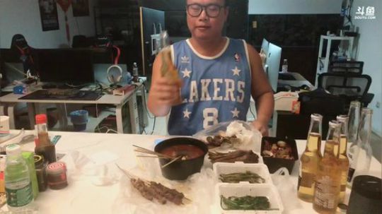 大牙:明天OW玩到瑞才下。 2018-08-27 23点场
