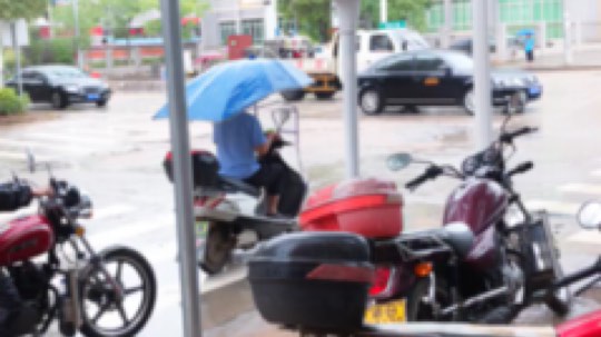 这雨下了三个小时，我就想问，怎么回家，在线等，急！