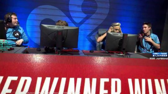 我在斗鱼看pigff直播吃鸡游戏