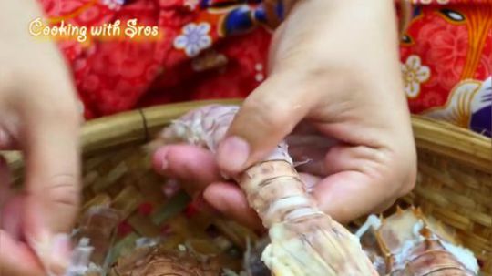 【荒野小姐姐】~野生小姐姐的巨大皮皮虾焖饭~皮皮虾我们走