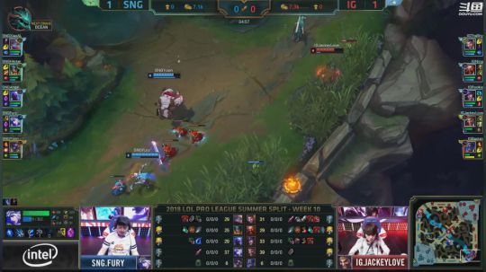 我在斗鱼看英雄联盟官方赛事直播英雄联盟