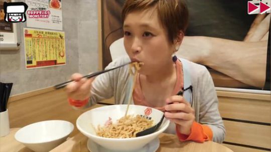 【俄罗斯佐藤】挑战连吃三碗百年老店的大碗肉块拌面