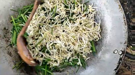 【荒野熊孩】韭菜炒猪肝吃了可能会上火！