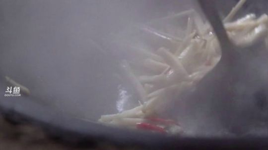 我在斗鱼看野食小哥直播美食