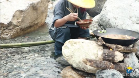 水上火锅，吃起来别有一番风味，真爽