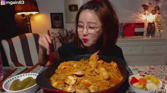 【吃播】宽粉小姐姐 xin鲜意面