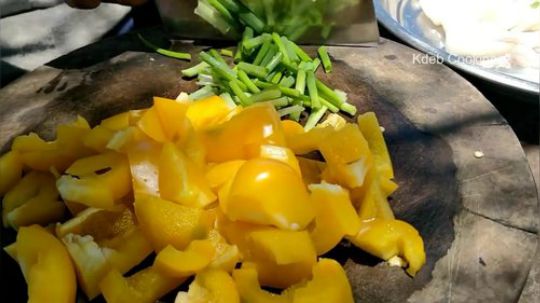 【荒野熊孩】~美味的藤椒鱿鱼盖饭~这个像葡萄一样的是藤椒吗？