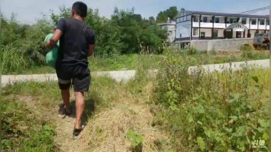 干个河沟玩玩。 2018-09-09 11点场