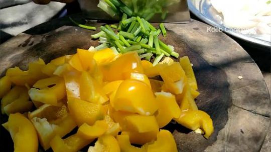 【荒野熊孩】青椒炒超大鱿鱼的滋味你尝过没？