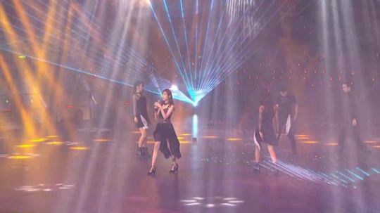 七周年狂欢盛典小缘演绎《Worlds Collide》