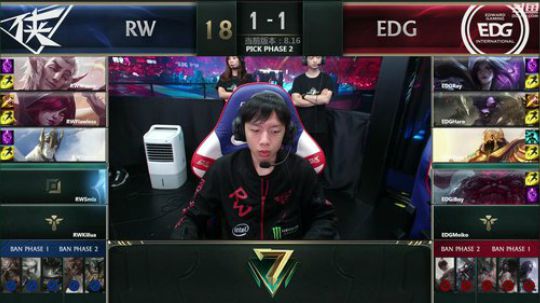 我在斗鱼看英雄联盟官方赛事直播英雄联盟