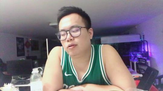 大牙:聊会天。 2018-09-19 00点场
