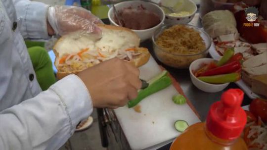 【越南街头小吃】6块钱一个，传统越南面包banh mi-青瓜