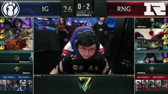 我在斗鱼看英雄联盟官方赛事直播英雄联盟